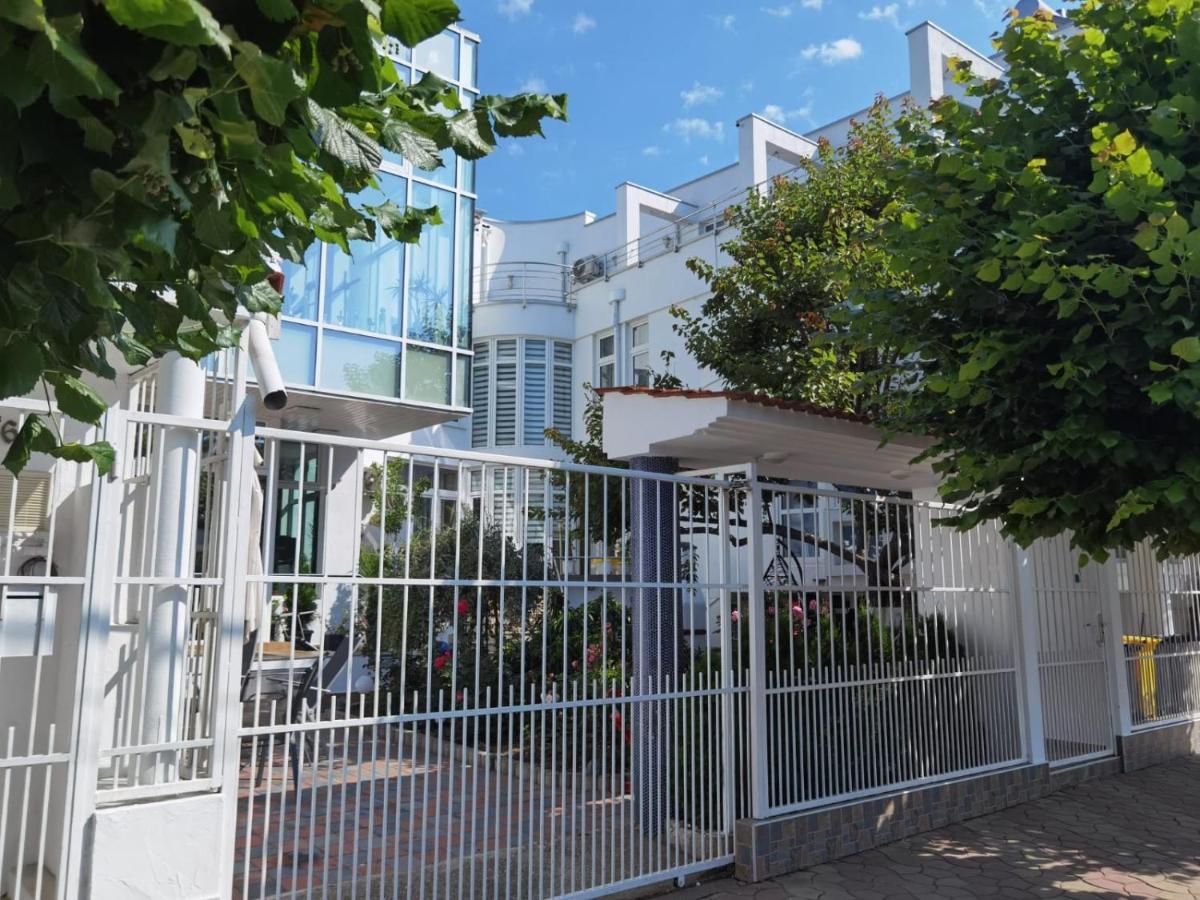Отель Fitness House With Garden Констанца Экстерьер фото